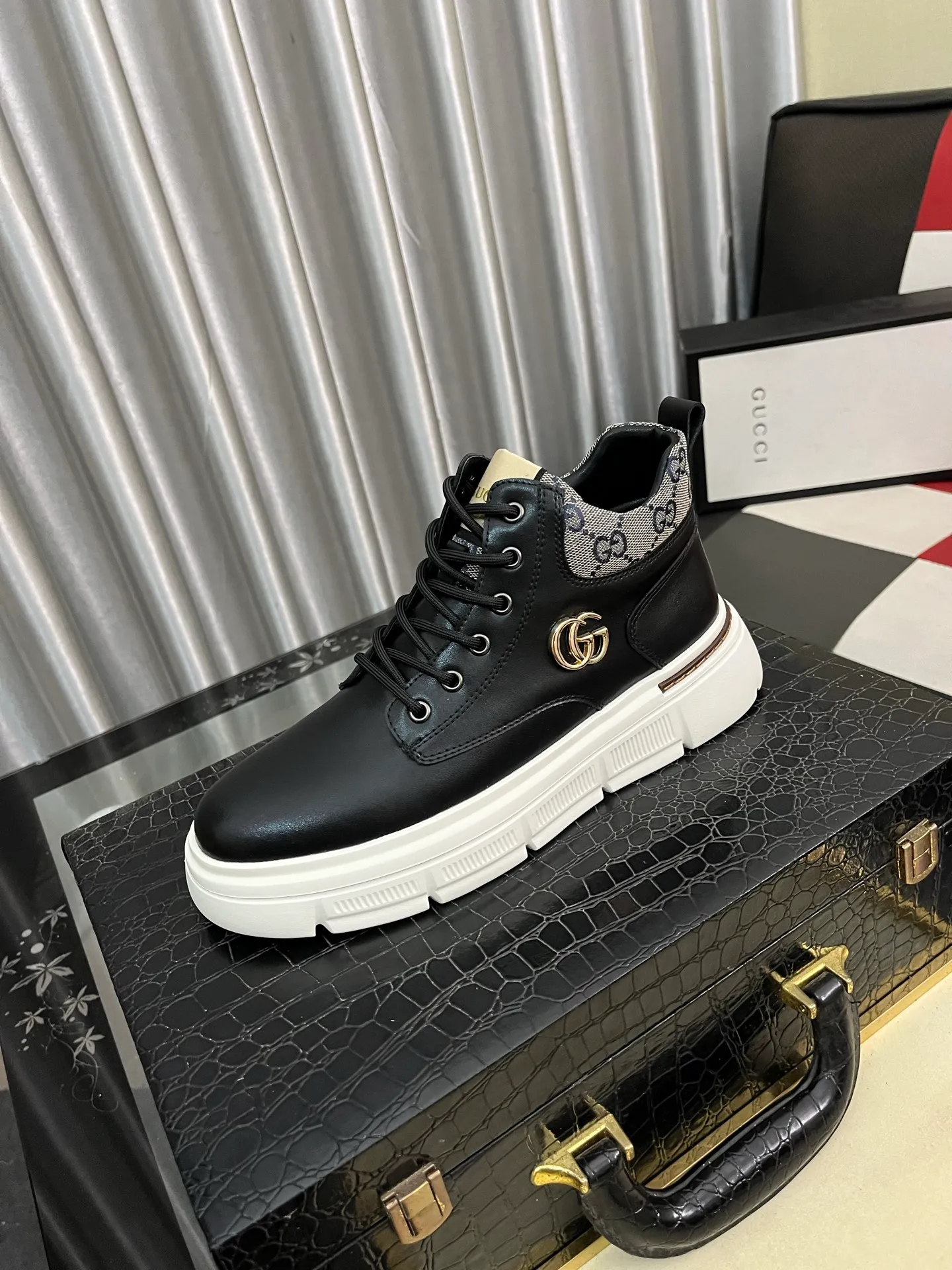 Men's shoes💰440⌚️⌚️[GUCCI] Gucci men's casual shoes are absolutely popular🔥The ultimate matching item for trendy men! The charm of super texture is irresistible, the main recommendation, the flower leather color is bright! The upper is made of high-quality cowhide + breathable fabric, sheepskin feet, wear-resistant rubber sole, noble and elegant! Extremely comfortable🎁🎁You can be as handsome as you want💪 38-442️⃣colors available
